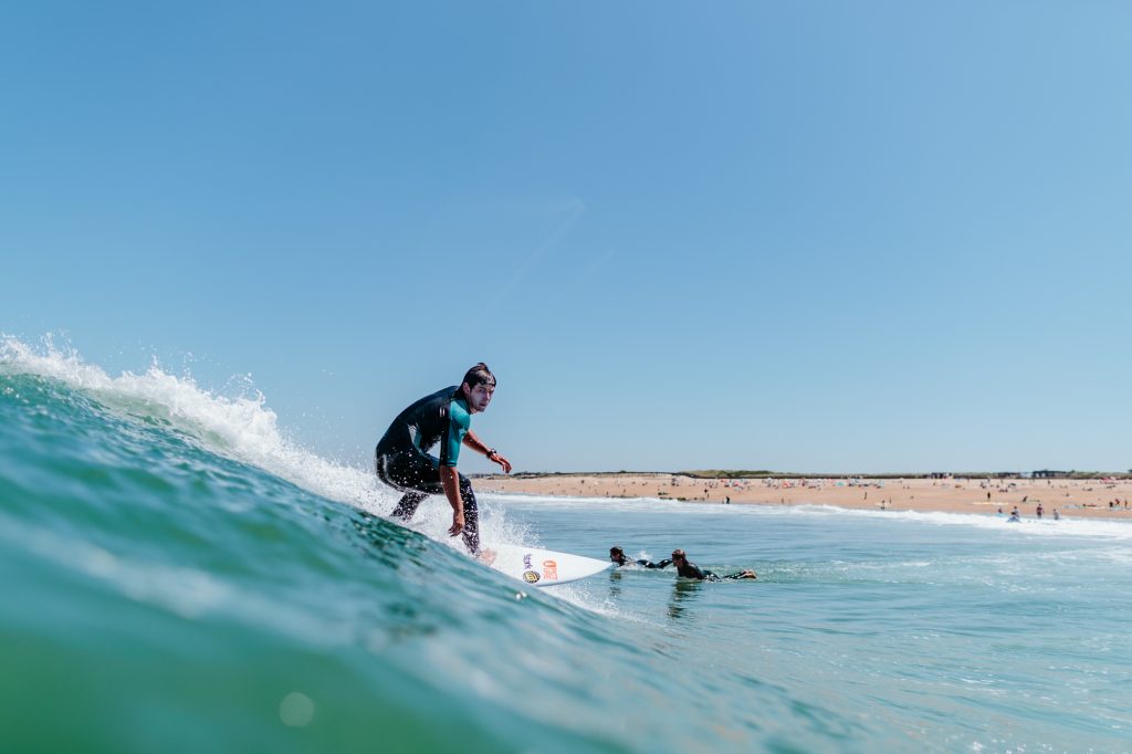 Théo Bourricaud (Aka Bulbi), sauveteur côtier d'Anglet en train de surfer